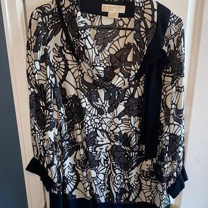 New MICHAEL Michael Kors Black & White Floral Blouse
Never worn
With Tags